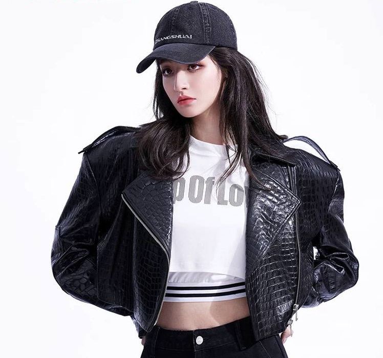 Натуральная косуха кожаная куртка укороченая змеиная кожа черная питон