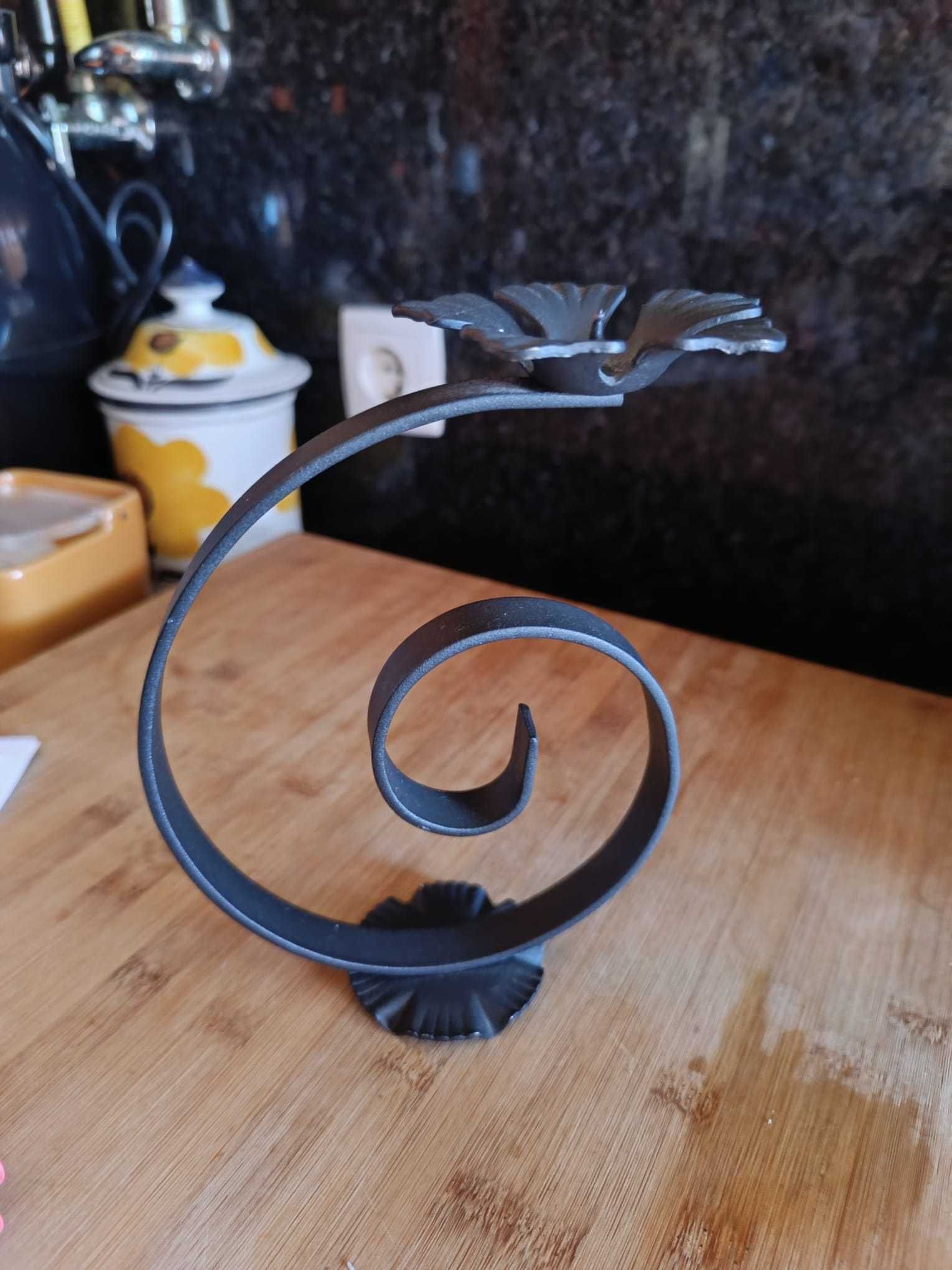Castiçal de Ferro com formato de Flor