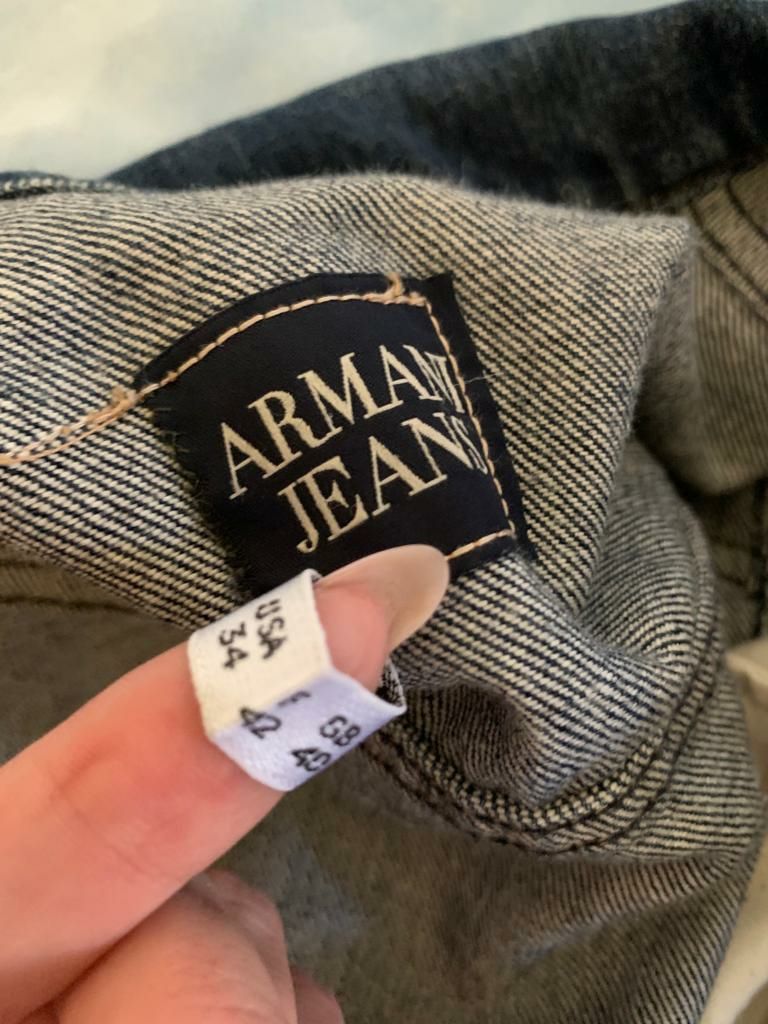 Jaqueta jeans Armani Jeans.
Tamanho 40-42