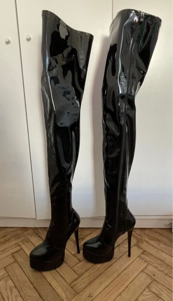 Wysokie czarne kozaki na platformie w stylu Pleaser