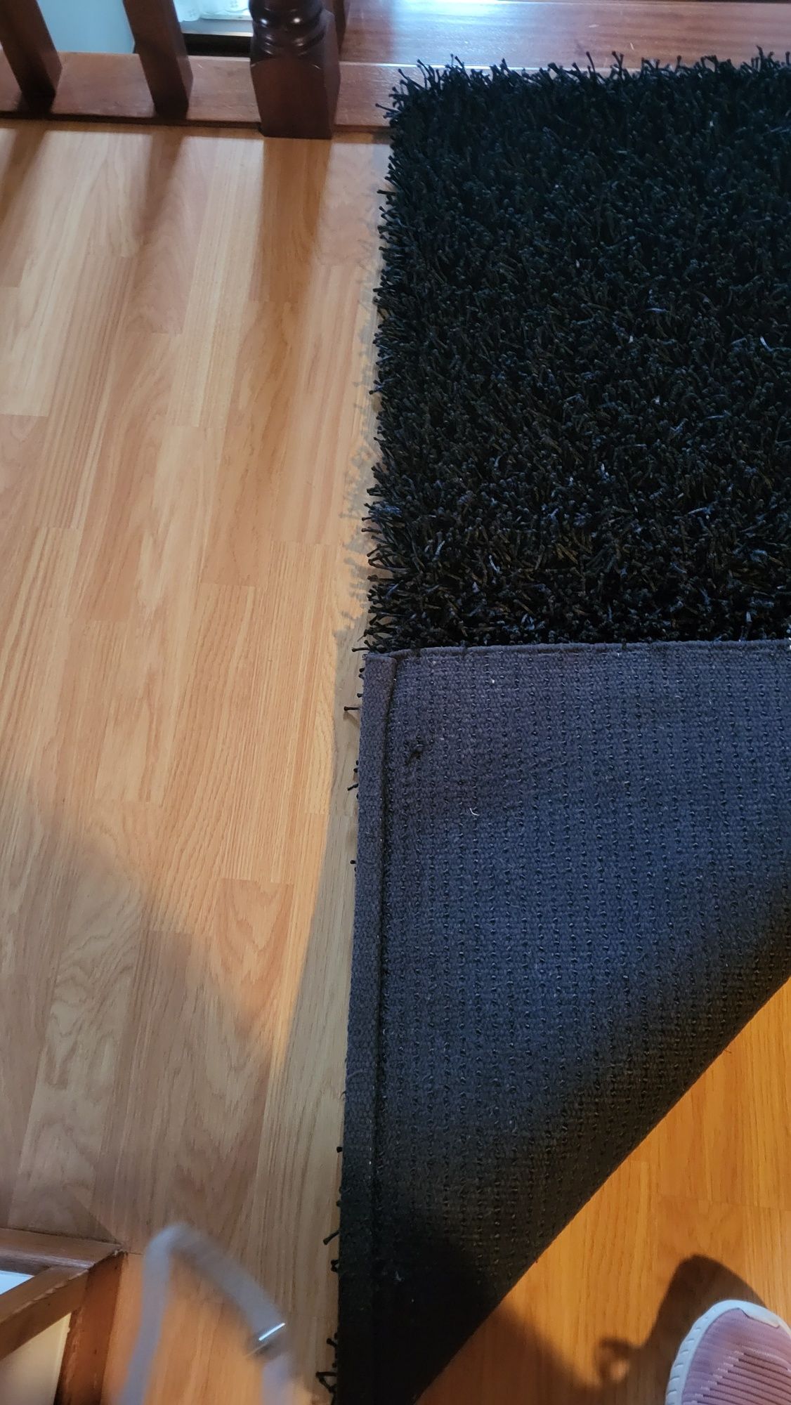 Tapete preto como novo com textura macia e confortável