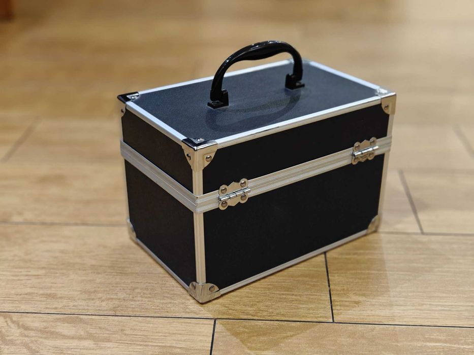 Kuferek na kosmetyki Meybelline New York