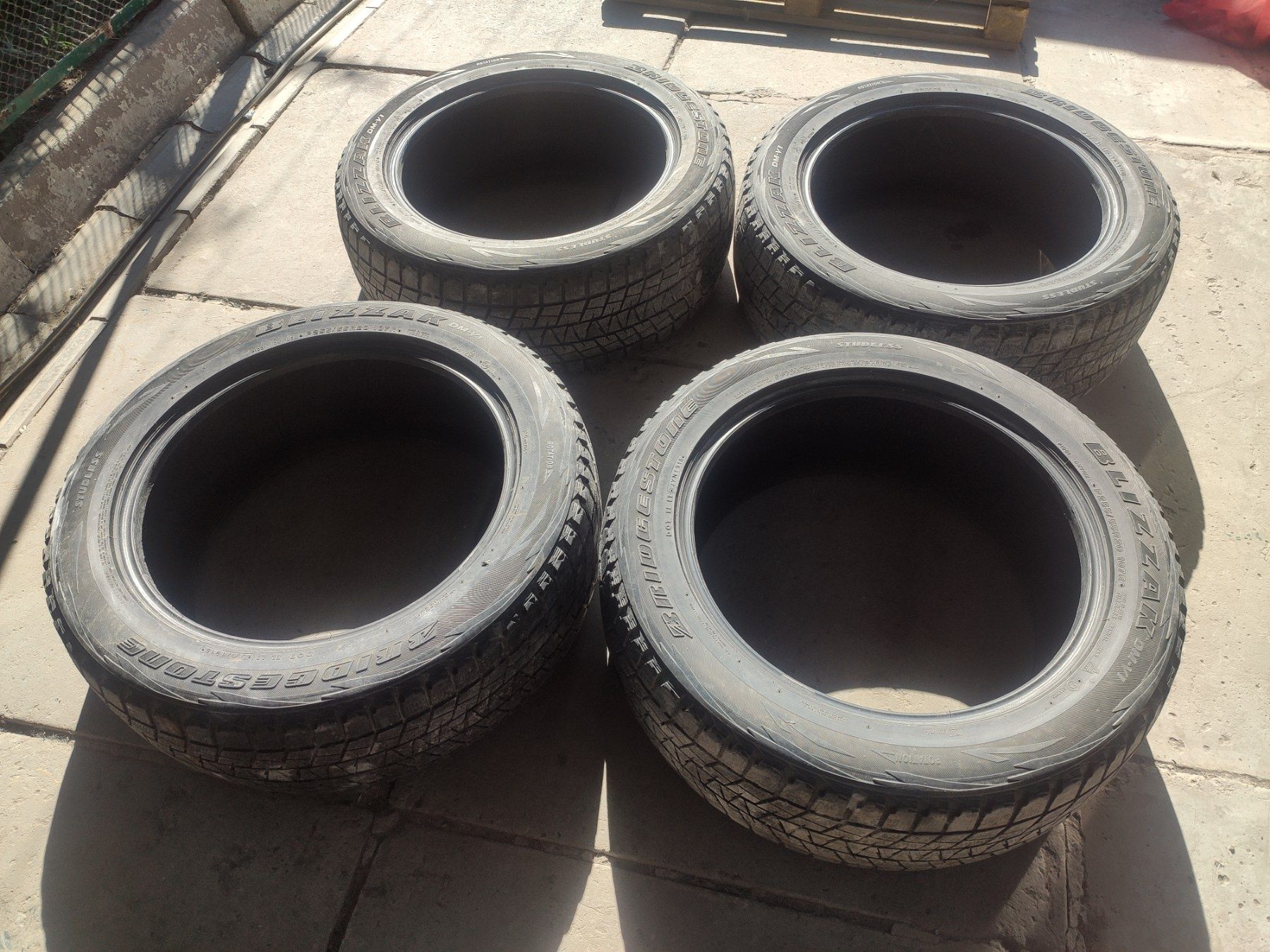 Bridgestone Blizzak DM-V1 255/55 R20 4шт.