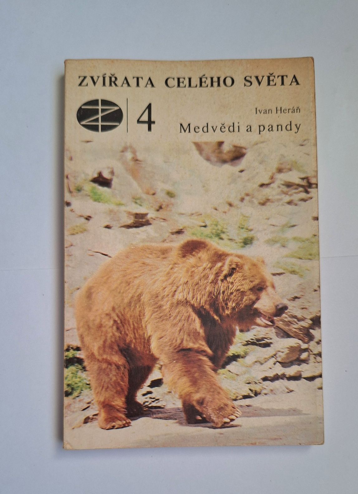 Medvědi a pandy, po czesku z serii Zwierzęta całego świata