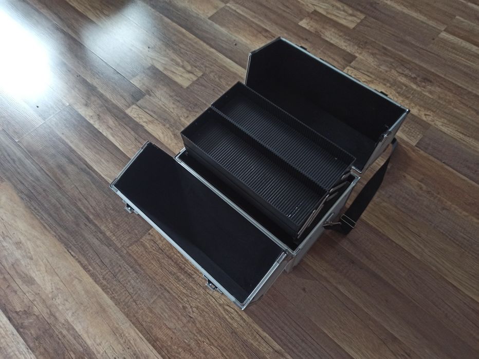 Skrzynka narzedziowa / kufetrk na kosmetyki