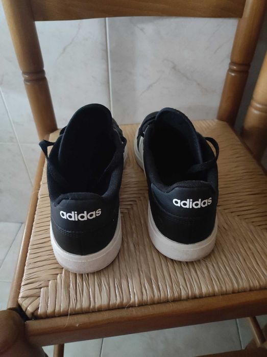 Ténis Adidas com algum uso