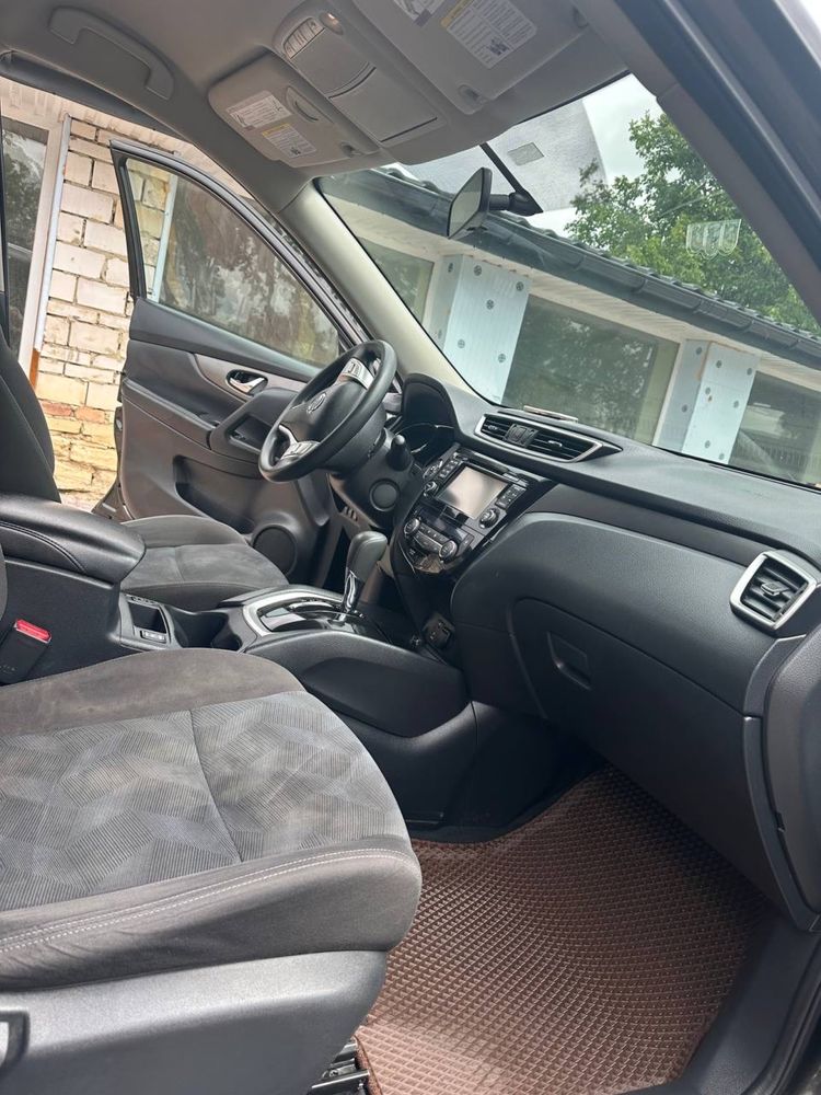 Nissan Rogue 2,5 SV комплектації
