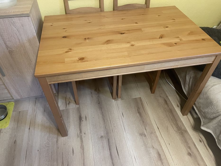 Sprzedam stol z Ikea , bez krzesel . Stan b. Dobry