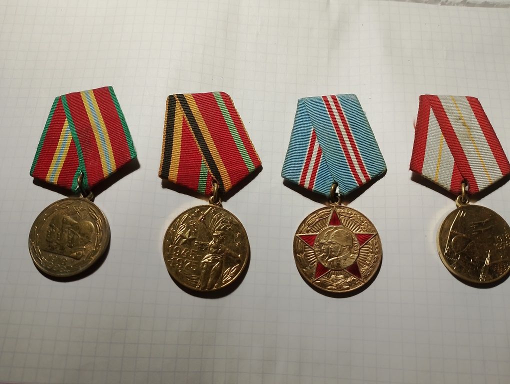Zestaw starych medali ZSRR.