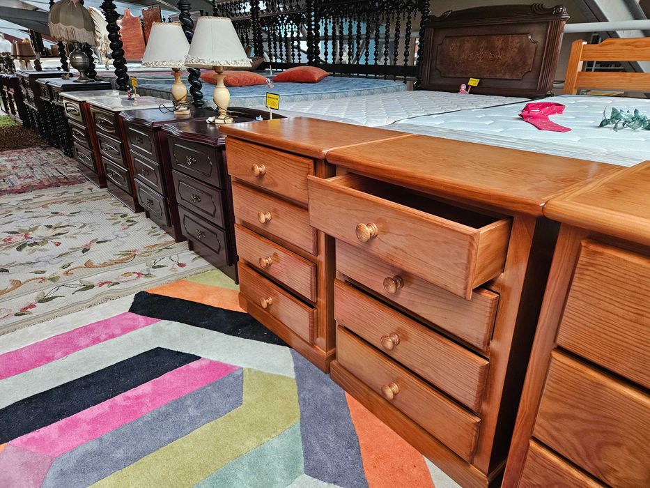 Excelentes mesas de cabeceira em madeira maciça - Valor unit