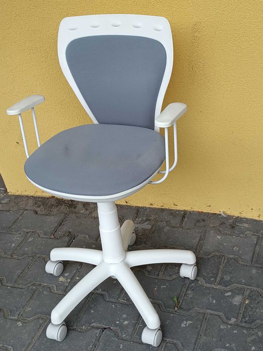 Regał + łóżko z materacem + biurko + krzesło obrotowe