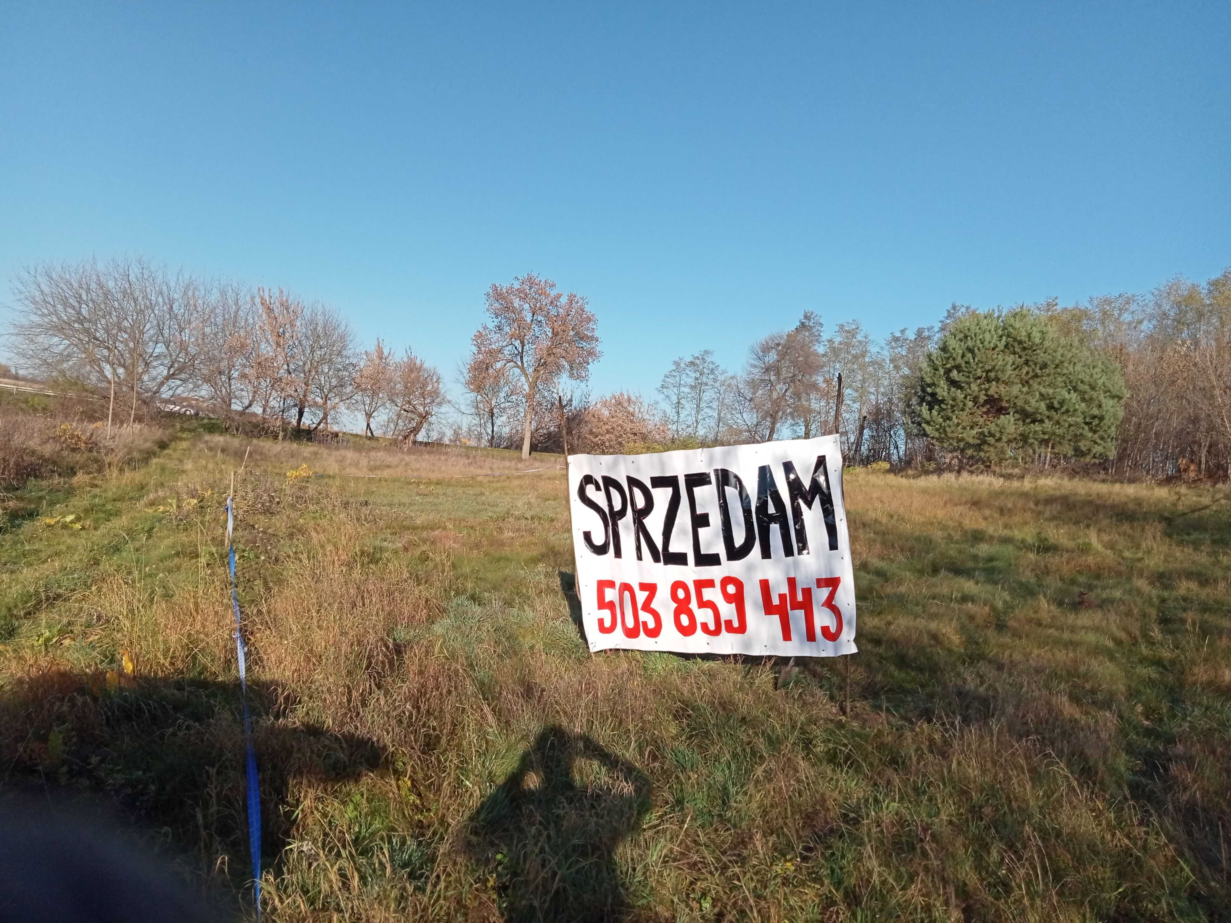 .Działkę inwestycyjno- budowlaną sprzedam.