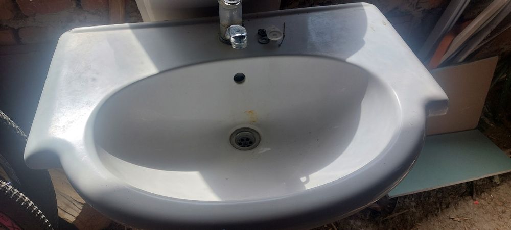 Умивальник з краном для санвузла