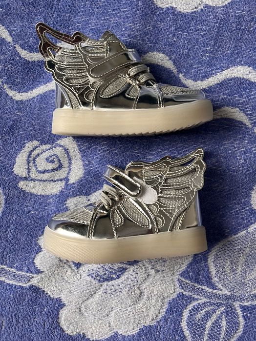 Кросівки блискучі з крилами нові