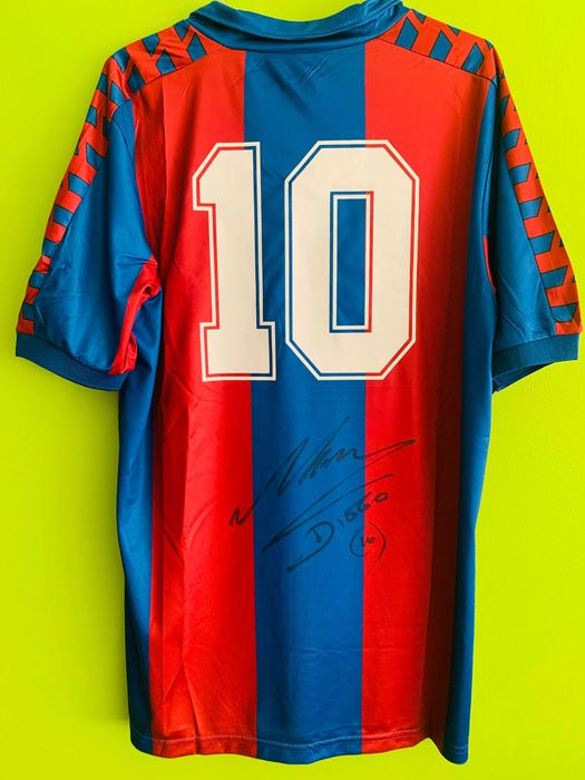 Camisola FC Barcelona Anos 80 autografada por Diego Maradona