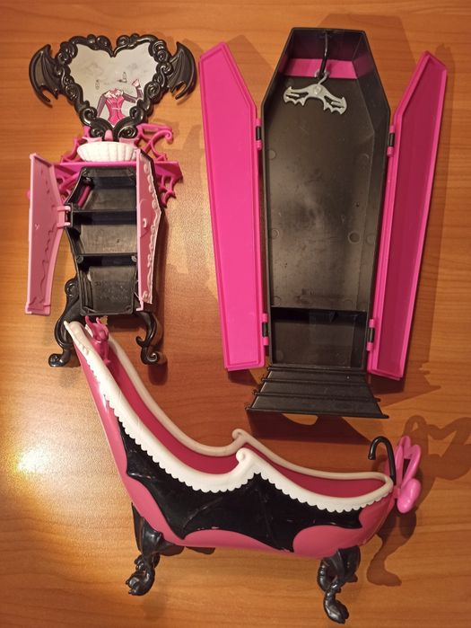 Меблі monster high. Ліжко, ванночка, шафка, туалетний столик, кінь