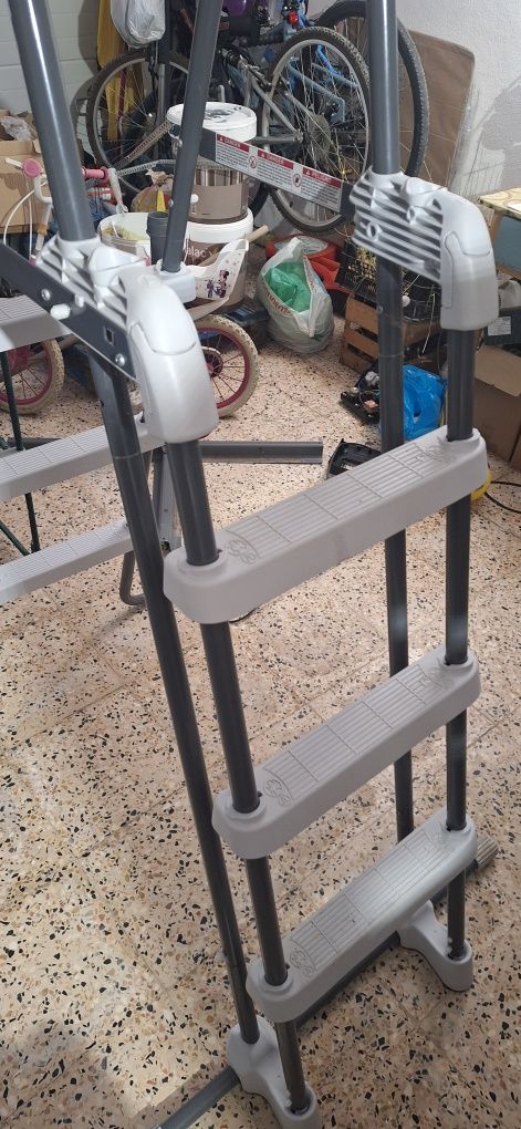 Escada para psicina de 90 a 107 cm de altura