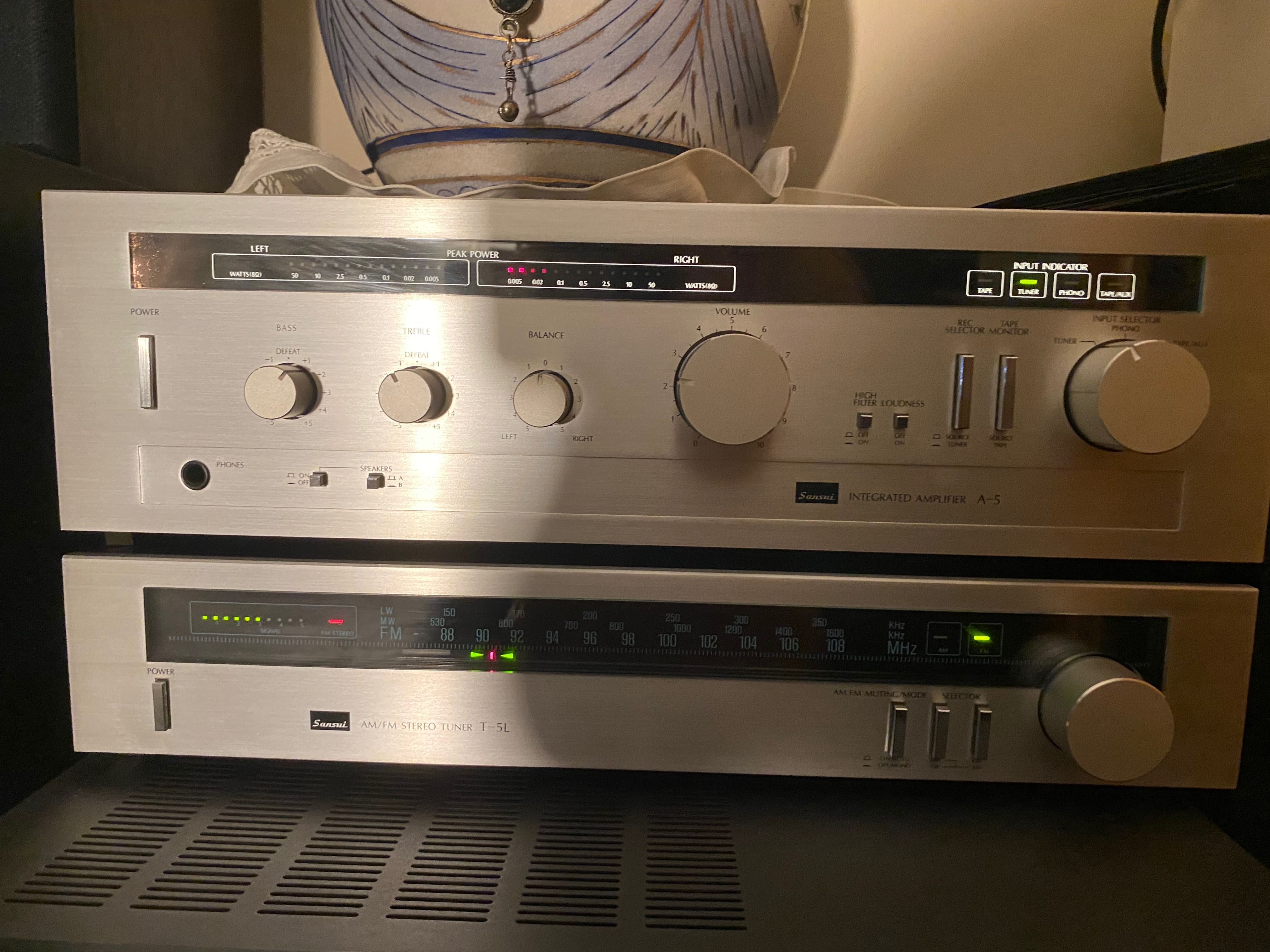 Amplificador, radio e duas colunas Sansui irrepreensível