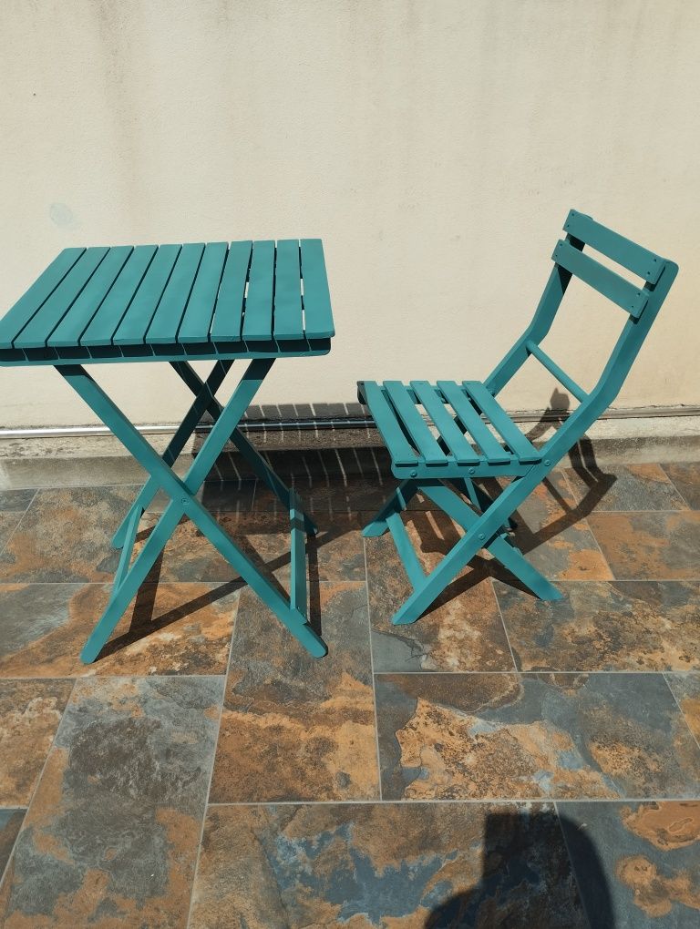 Mesa e cadeira de madeira