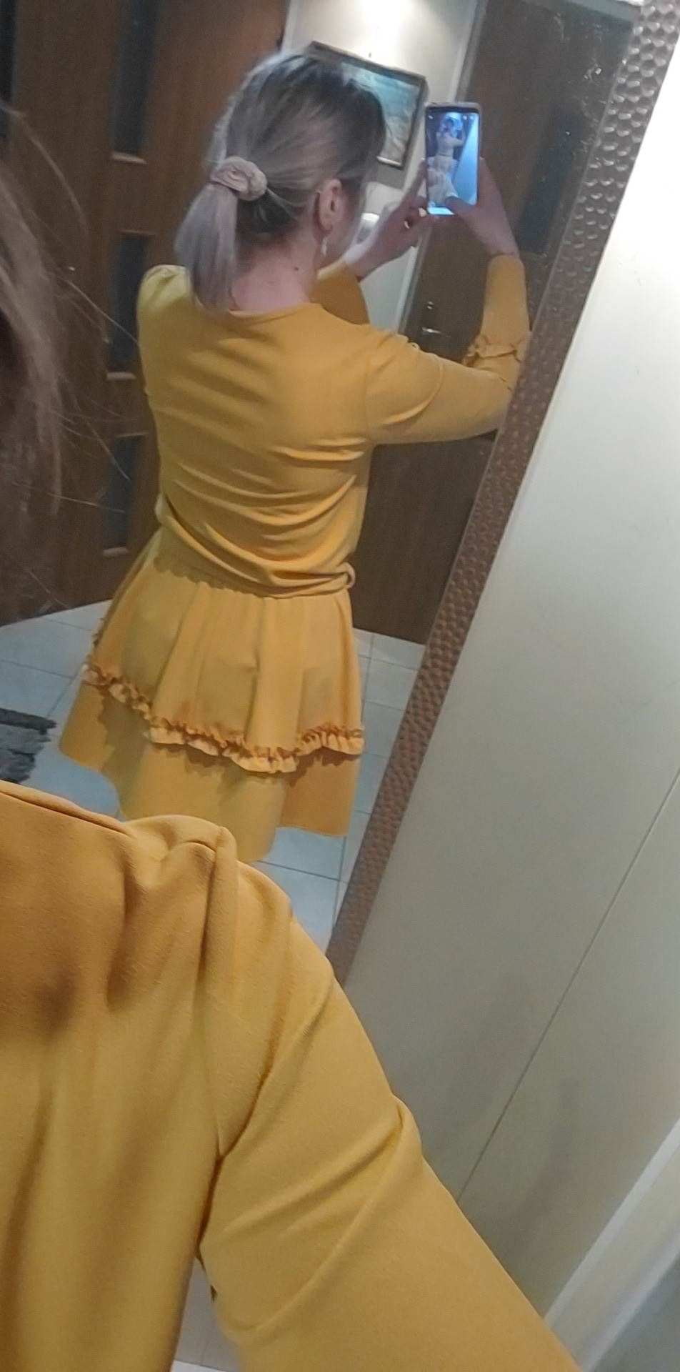 Musztardowa sukienka