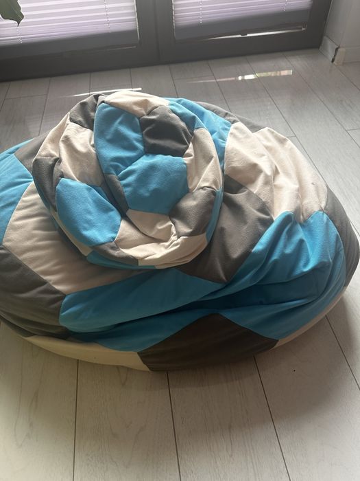 Piłki pufy mała i duża.