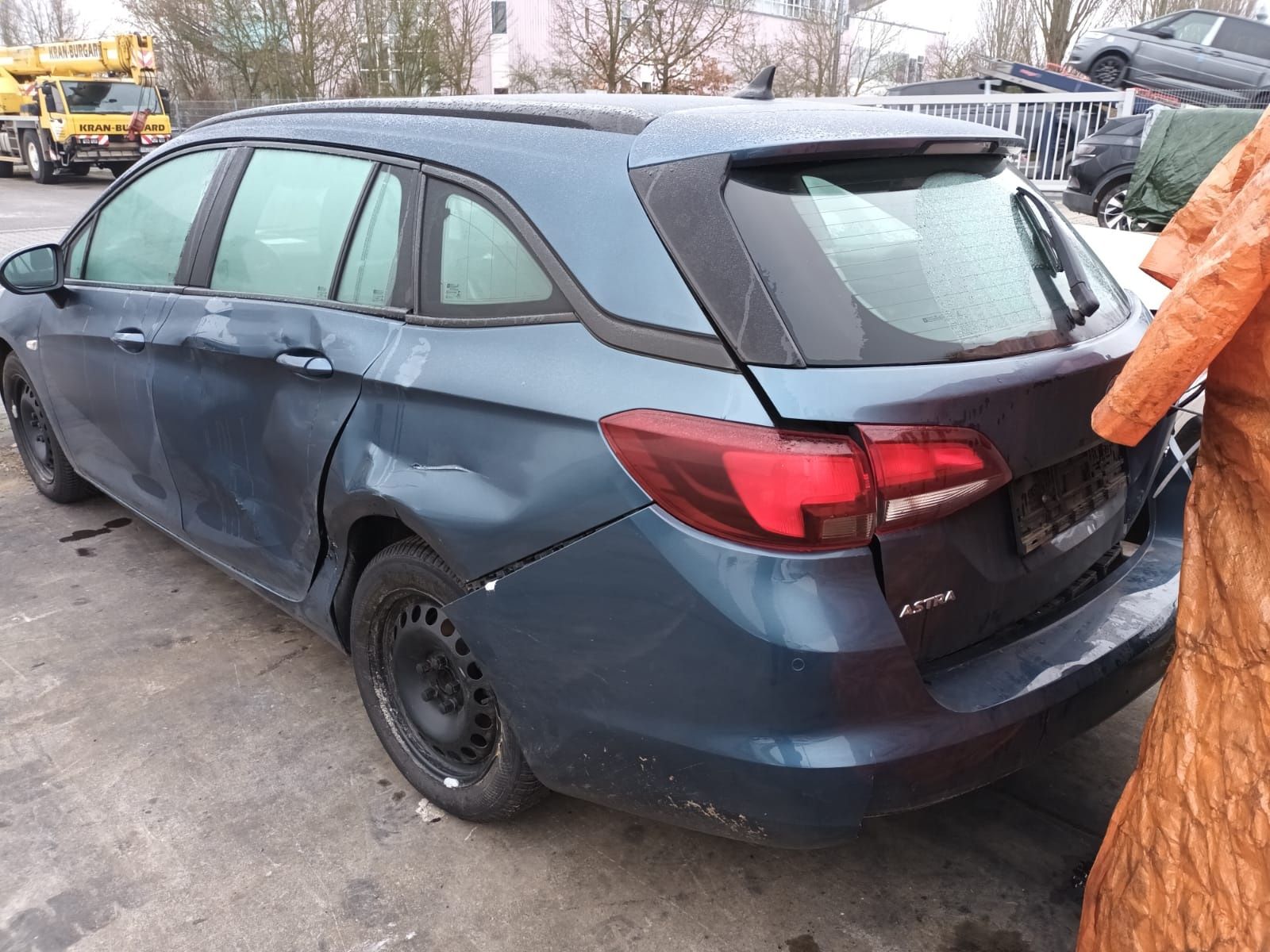 Opel Astra, bogata wersja - uszkodzona