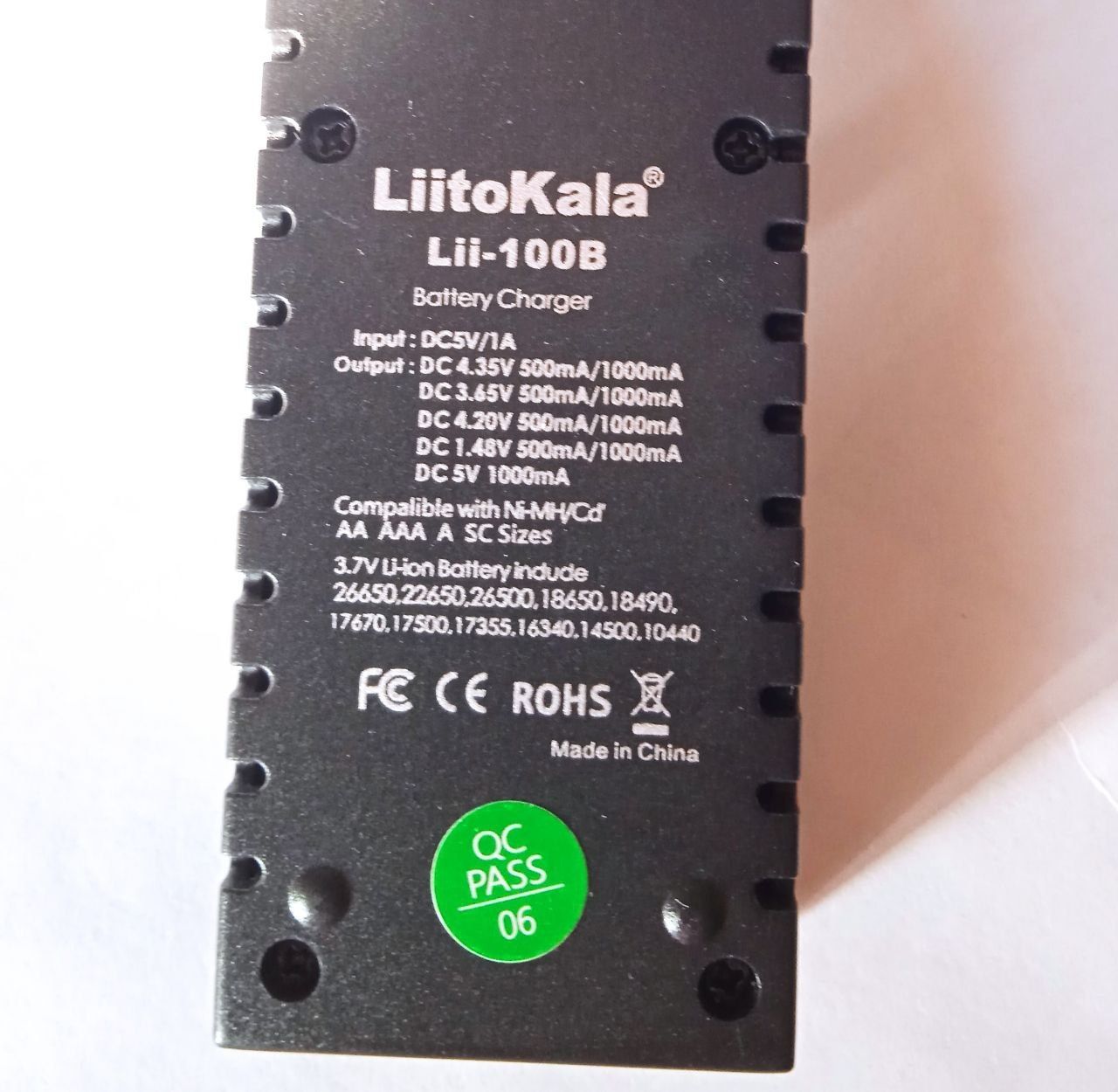 Зарядка LiitoKala Lii-100B в комплекте с адаптером 5V-1A