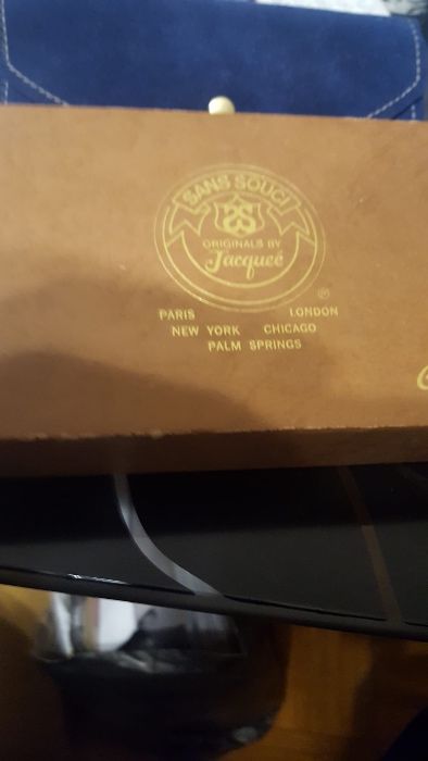 Carteira em pele de marca de luxo