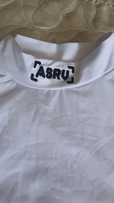 Білий гольф як жінці так і чоловіку