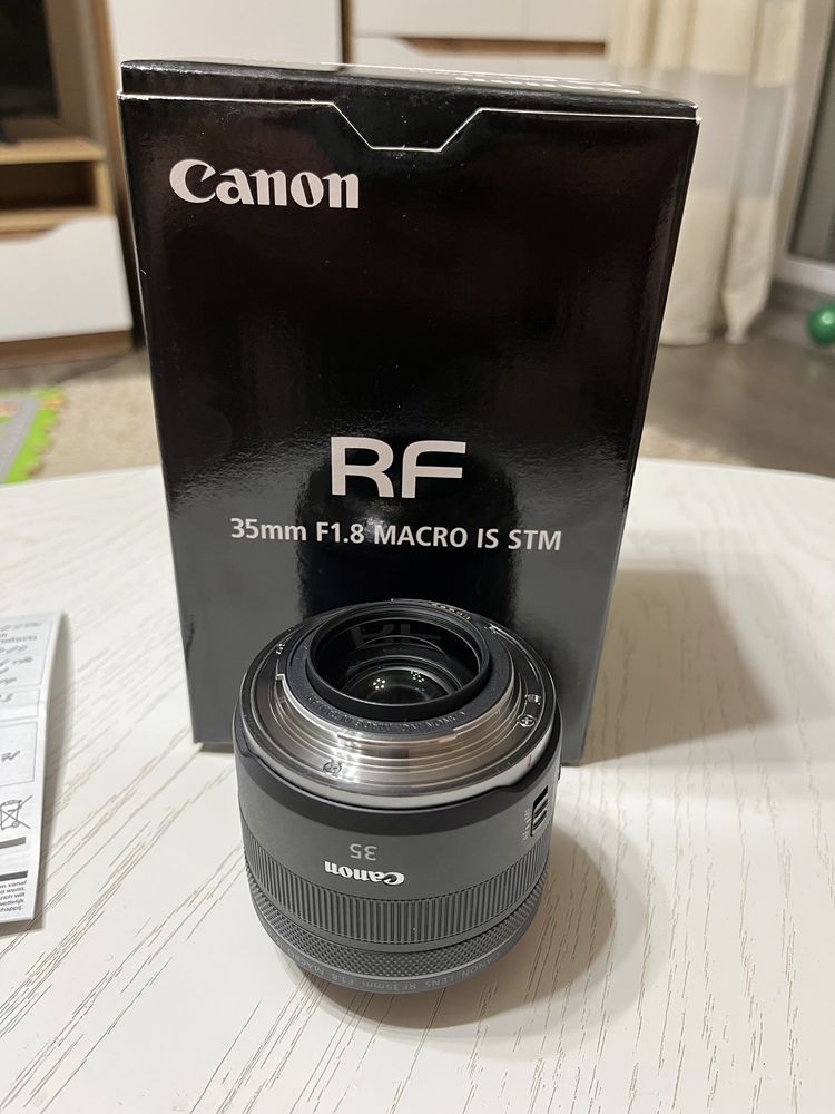 Canon RF 35mm f1.8 Macro