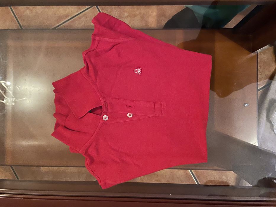 Polo vermelho da Benetton.