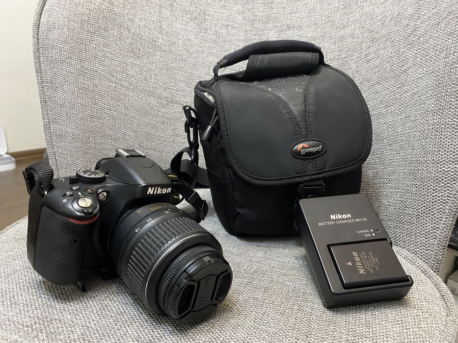 Камера Nikon D5100 зі штативом