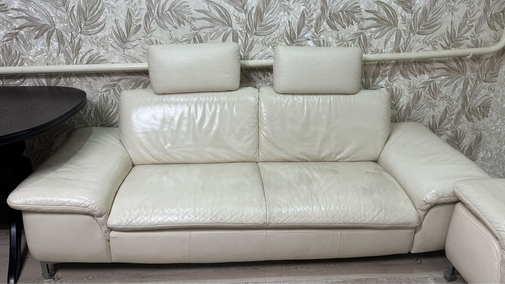Продам 2 білих шкіряних дивани