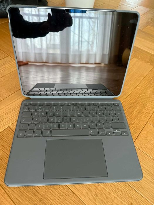 Apple iPad Air 13 WI-FI 256 GB - Starlight +Logitech Combo Touch Szary