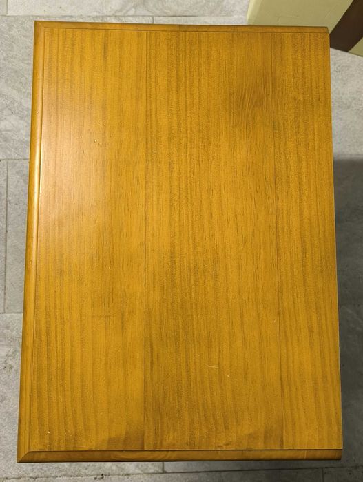 Cômoda  4 gavetas e mesa de cabeceira de pinho mel