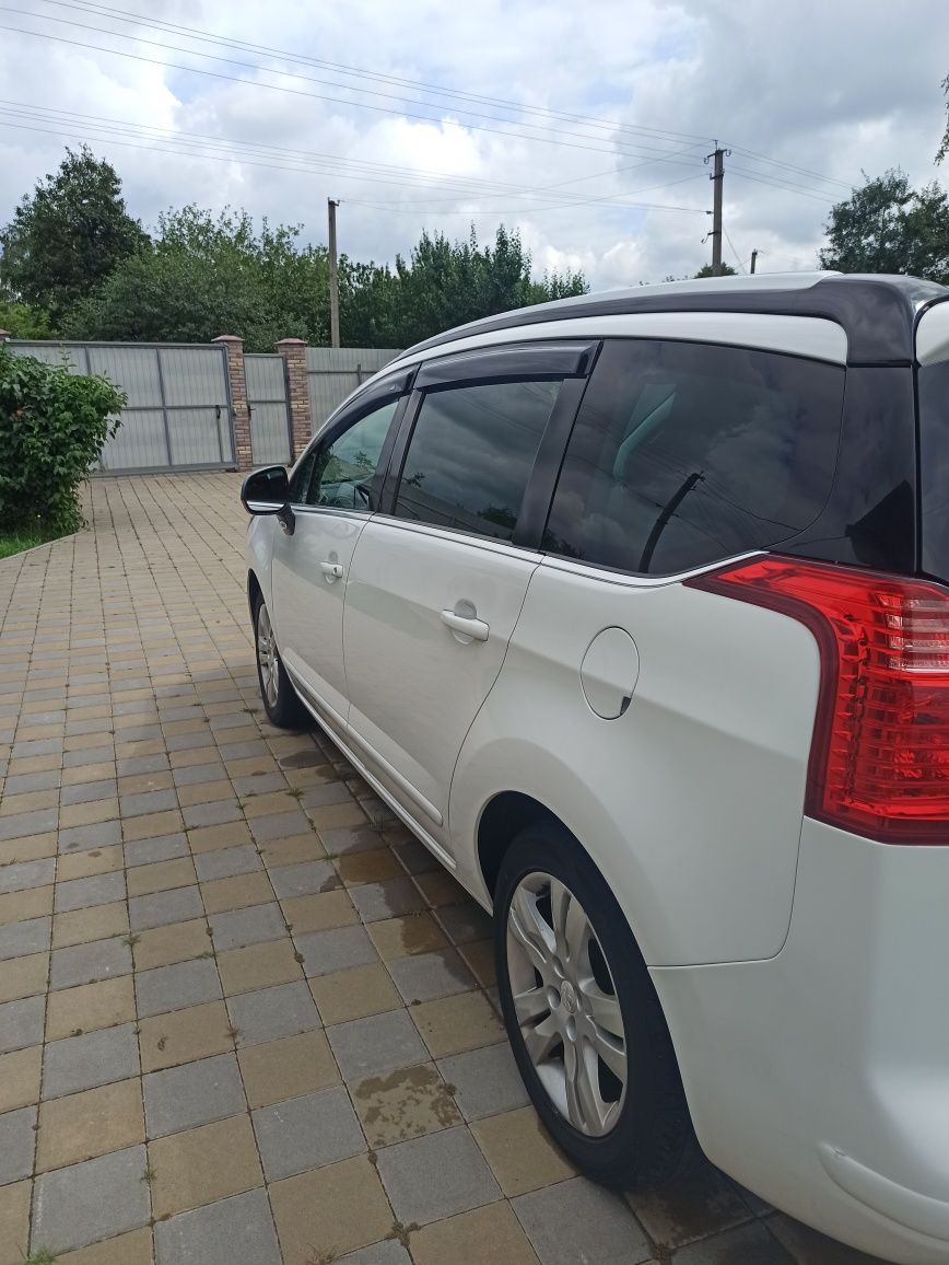 PEUGEOT 5008 Allure 2015 1.6 THP