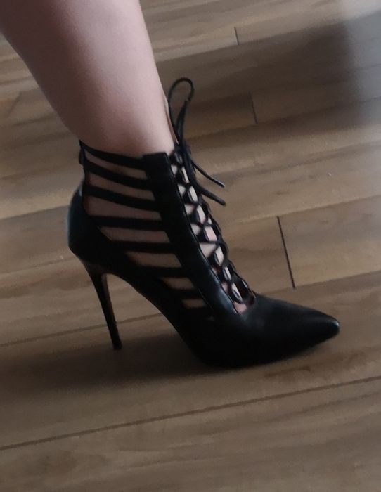 Buty na obcasie czarne, sznurowane, z zamkiem