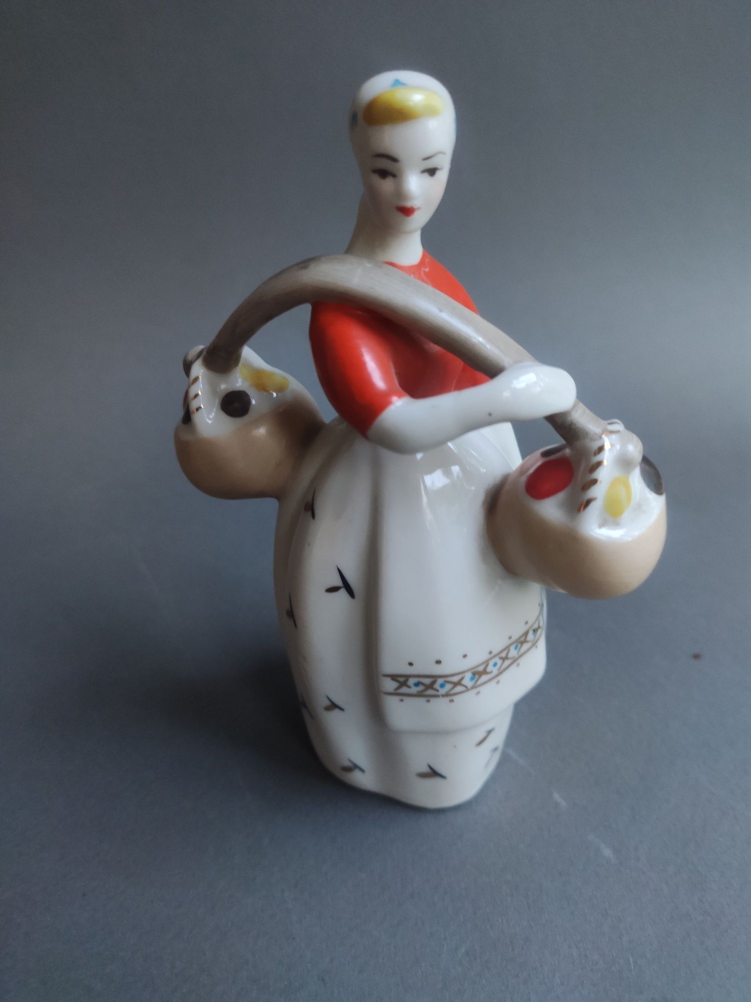 Фігурка ссср дівчина з грибами фарфор ЗХК