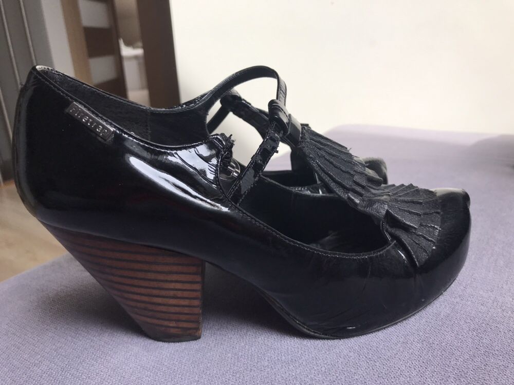 Buty na obcasie lakierkowe