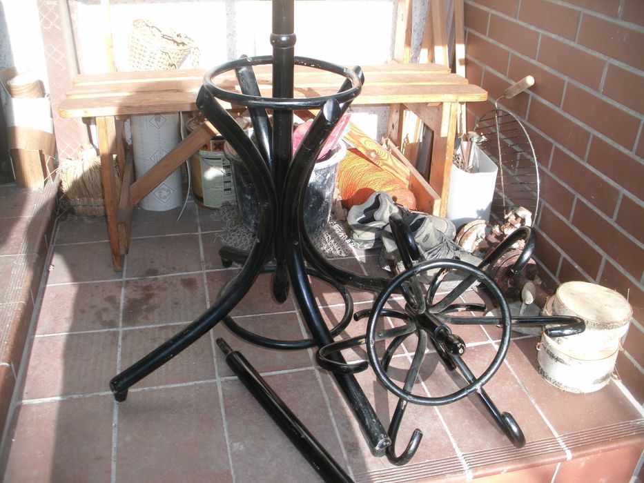Stabilny,antyczny wieszak, stojak na ubrania. Wys.185cm, podst.70cm