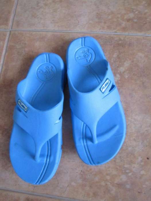 Sabrinas em pele sapatilhas nike  e chinelos nº 35