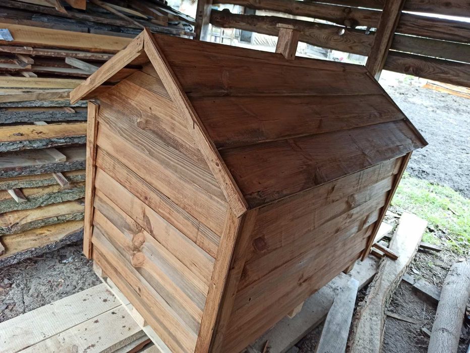 Дерев'яна будка для собаки