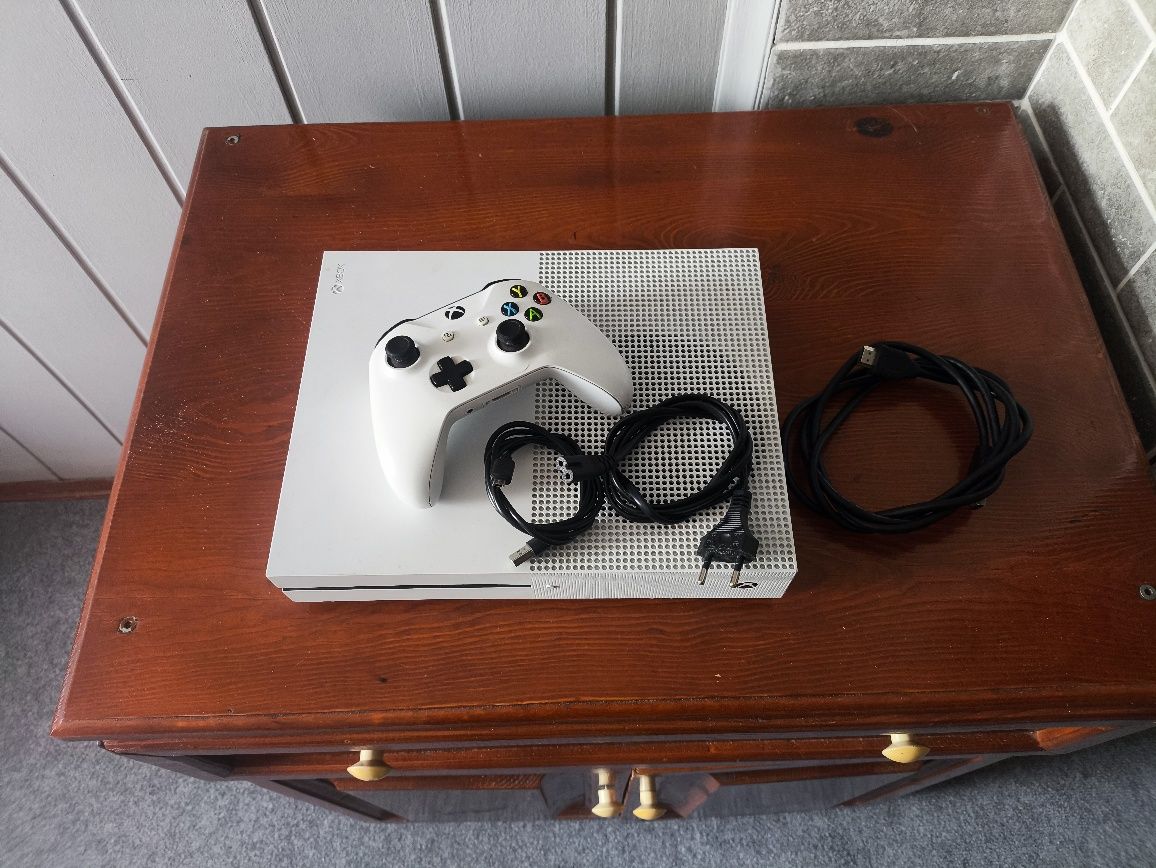 Продам xbox one s 1tb