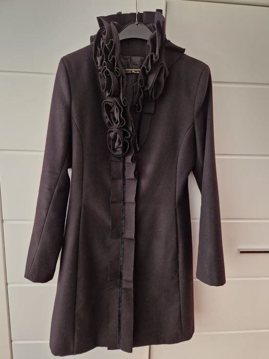 Elegancki czarny płaszcz Rinascimento, r. M