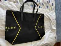 Estou vendendo uma bolsa Givenchy usada uma vez