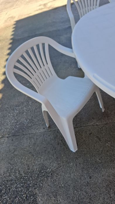 Mesa oval + 3 cadeiras em resina