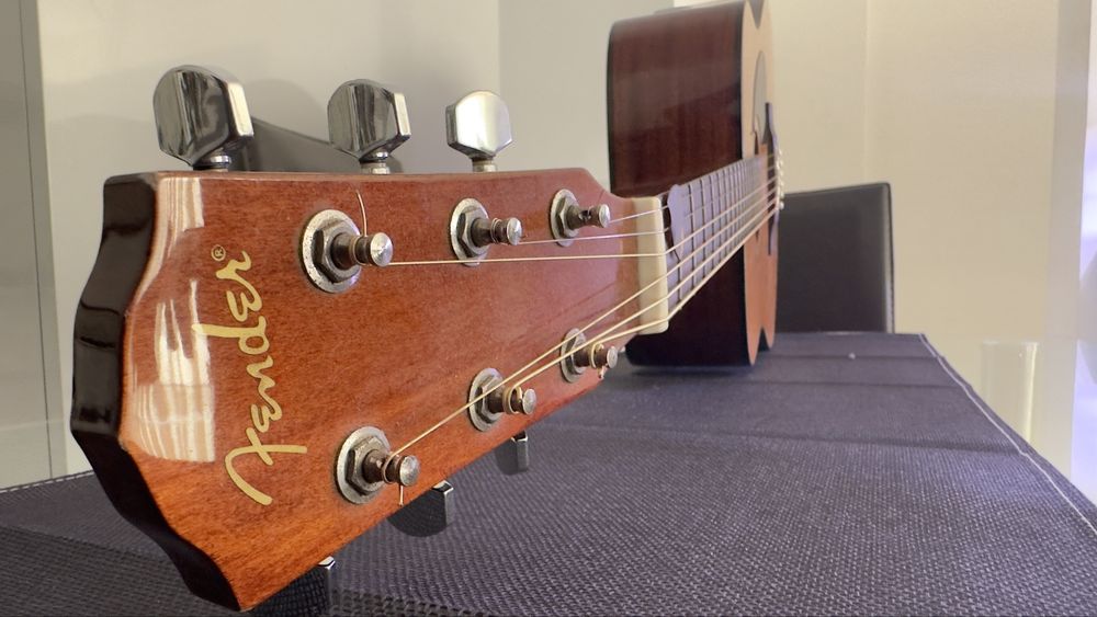 Violao Fender em perfeito estado.