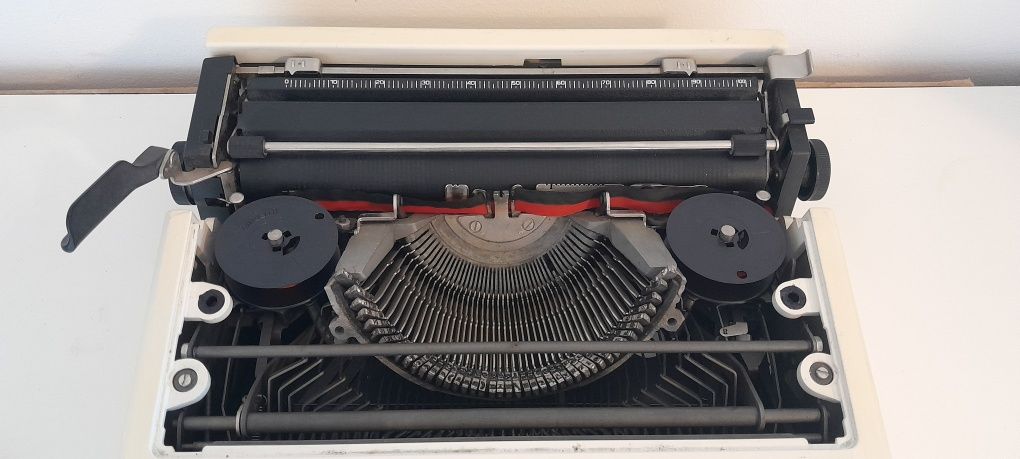 Maquina de Escrever Olivetti T, em bom estado e com maleta