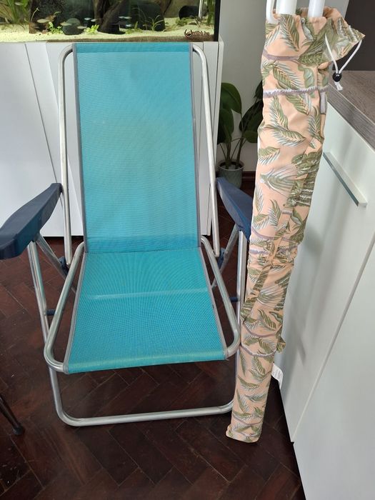 Cadeira e chapeu de sol