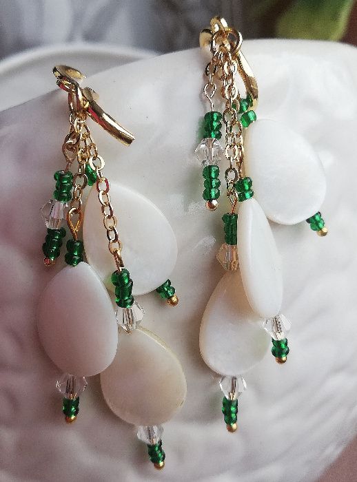 Kolczyki pozłacane z masą perłową biało-kremową, z kryształkami długie